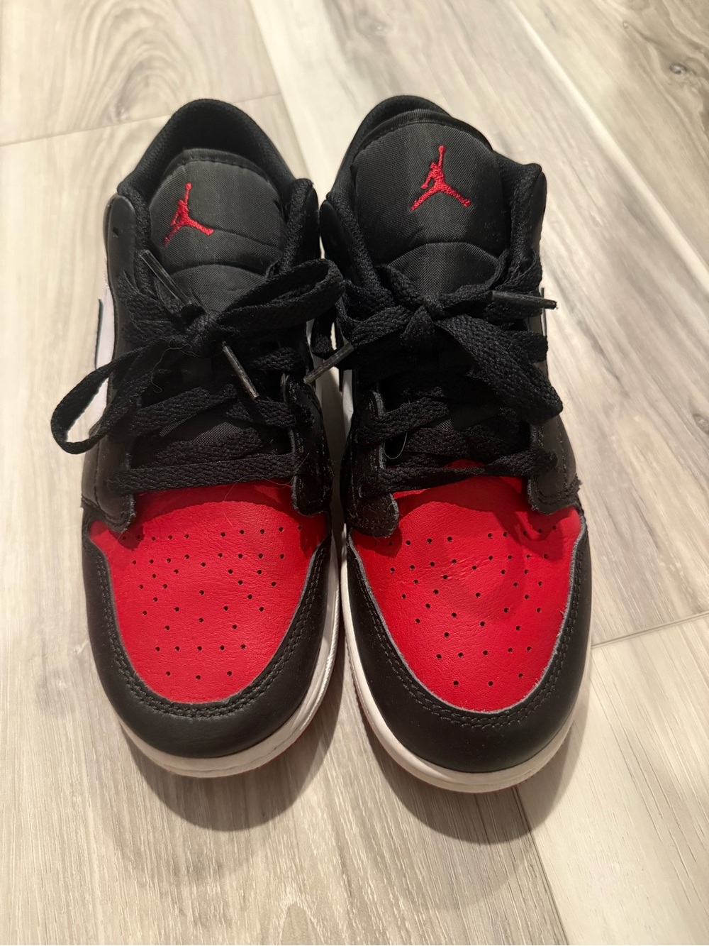 Nike Kids Black and Red Low-Top Sneakers
